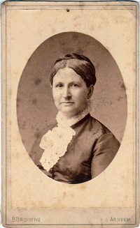 Foto van Iza Cornelia Marie van Houten (1834-1916)